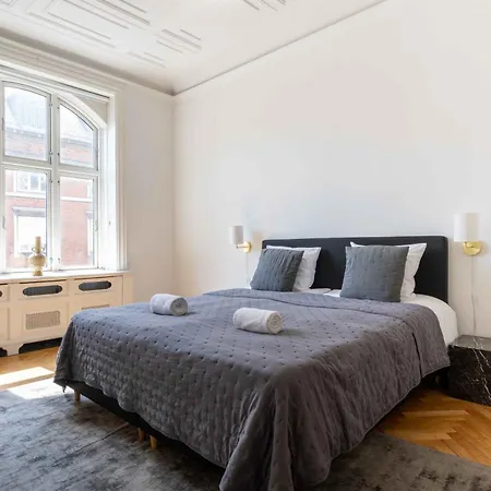 Large In By Tivoli Gardens Apartman *
