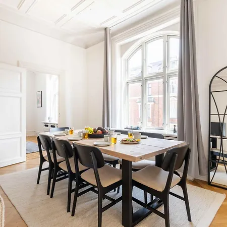 Large In By Tivoli Gardens Apartman