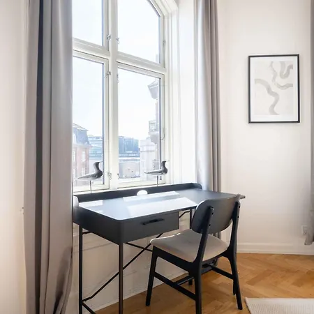 Large In By Tivoli Gardens Apartman