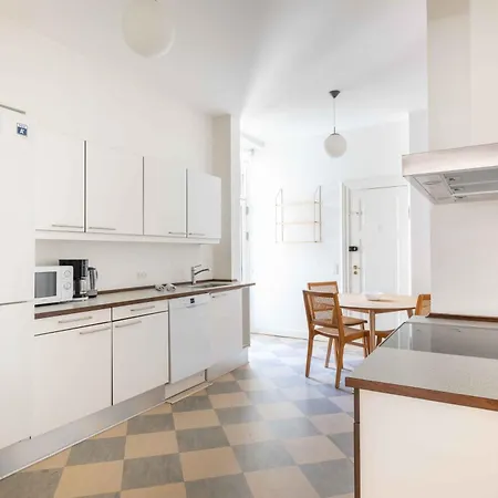 Large In By Tivoli Gardens Apartman *