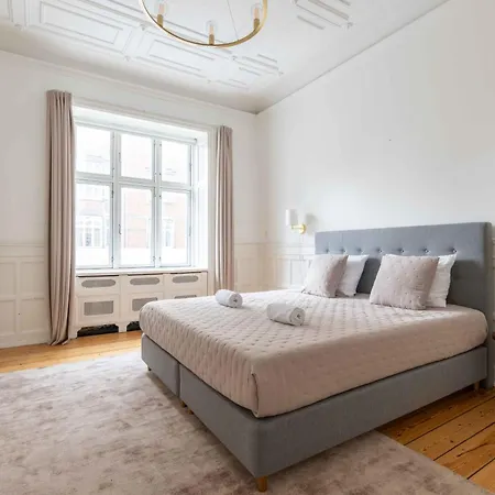 Large In By Tivoli Gardens * Copenhague