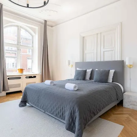 Large In By Tivoli Gardens Apartman *