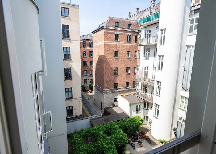 Large In By Tivoli Gardens Daire