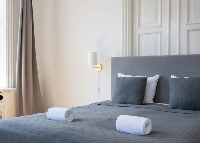 Large In By Tivoli Gardens Kopenhag