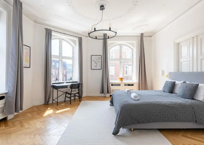 Large In By Tivoli Gardens * Kopenhag