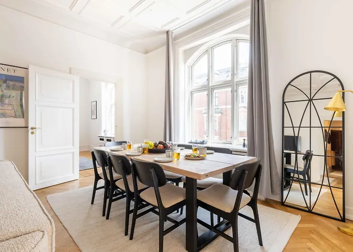 Large In By Tivoli Gardens Daire