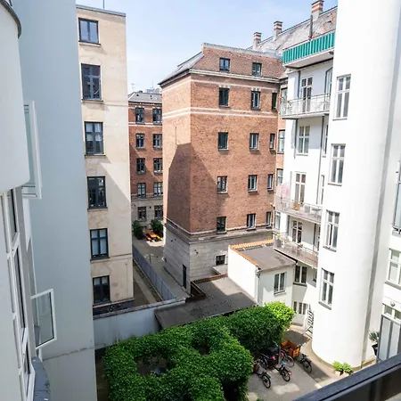 Large In By Tivoli Gardens Apartament